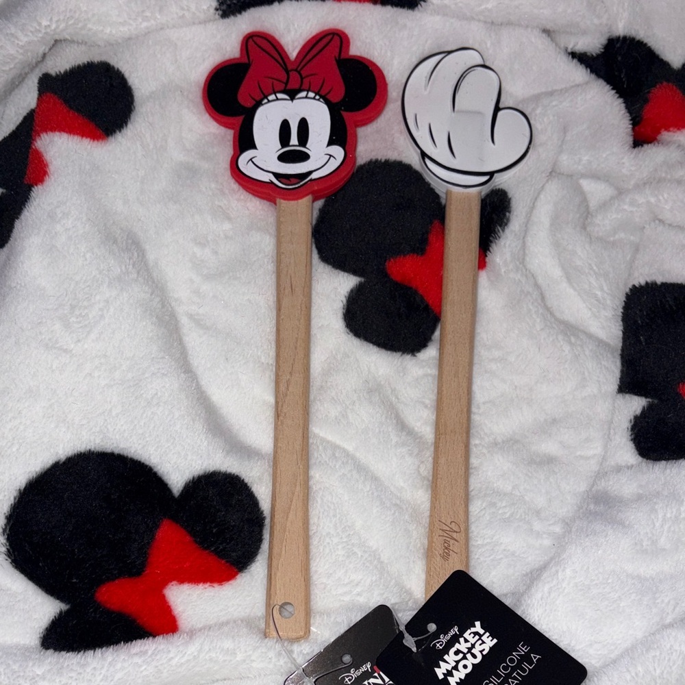 4/$20 bundle Disney Minnie Mouse Red and mickey glove Spatula